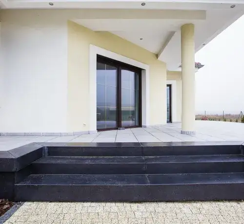 Co na schody zewnętrzne? Ekspert radzi: materiały, koszty, błędy