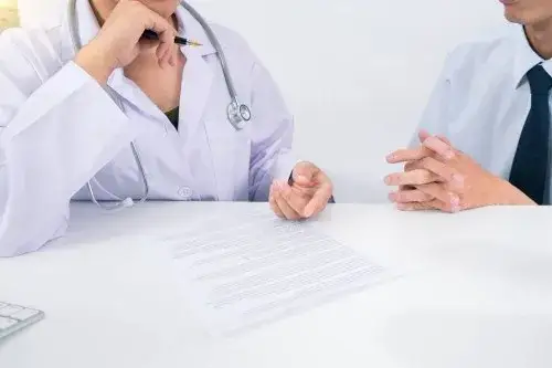 Kto płaci za zwolnienie lekarskie w firmie poniżej 20 osób? Sprawdź!