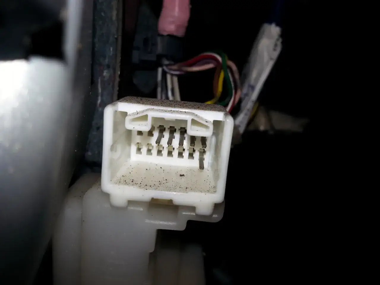 Wtyczka z przewodami w Toyocie Yaris, potencjalnie związana ze sterownikiem centralnego zamka.