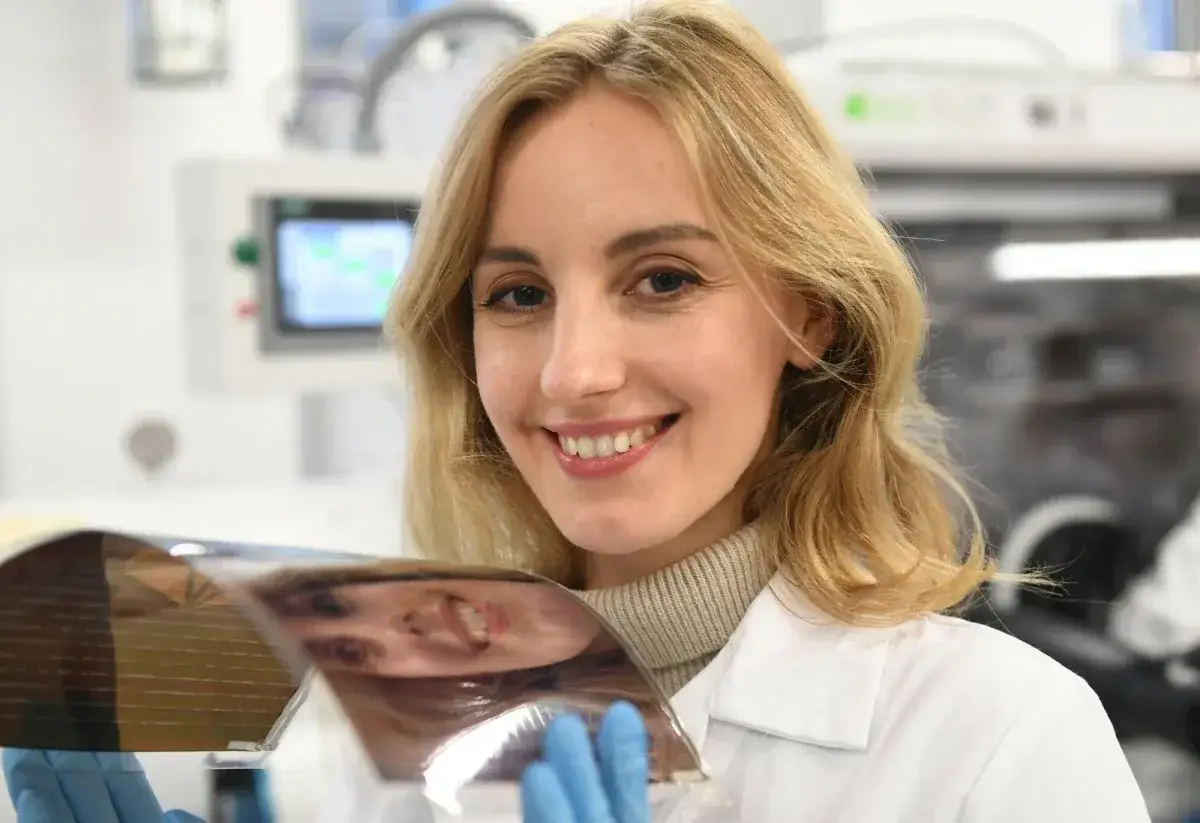 Olga Malinkiewicz prezentuje elastyczne ogniwo perowskitowe.