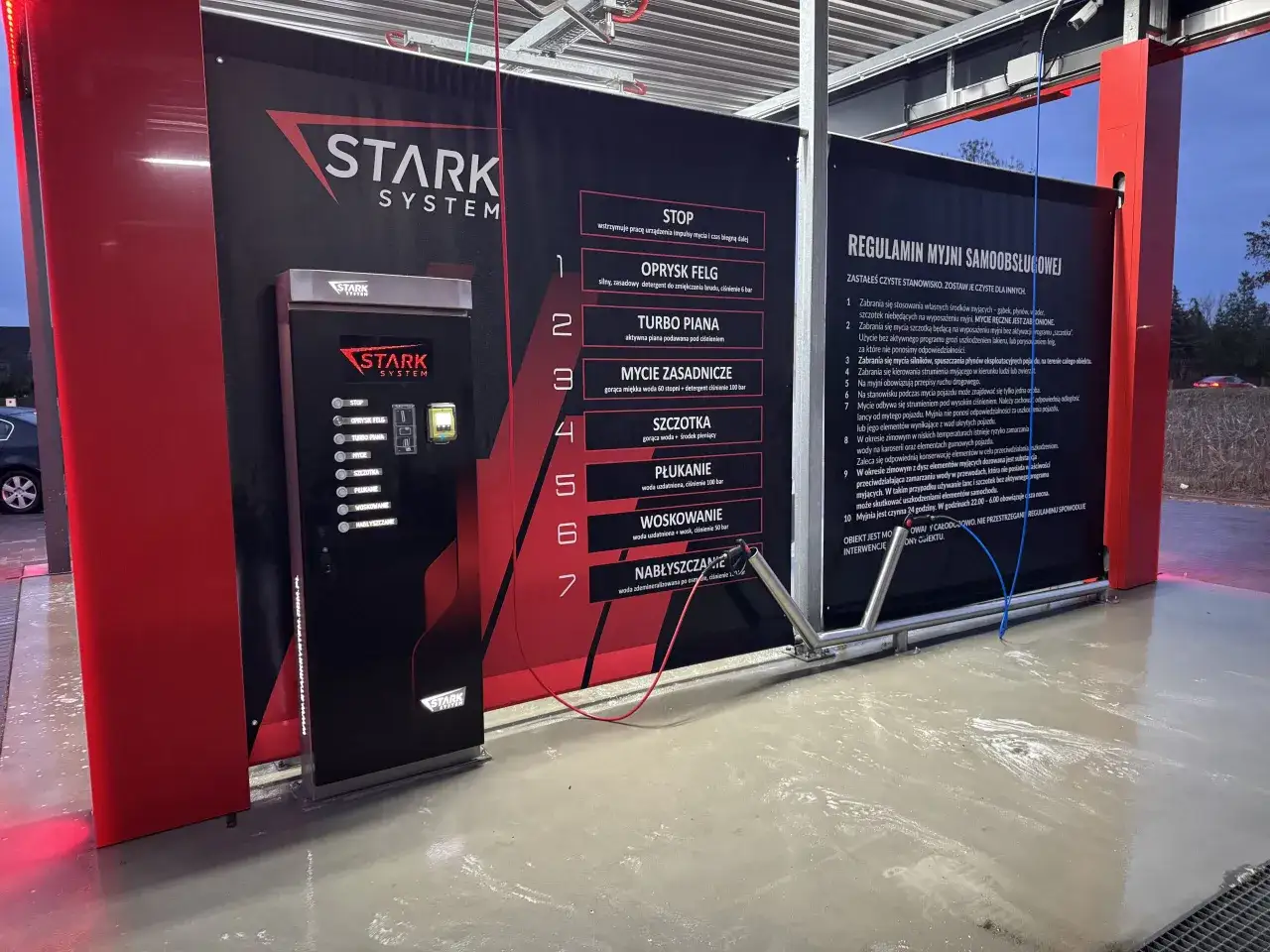 Panel sterowania myjni bezdotykowej Stark System z listą programów mycia i instrukcją.