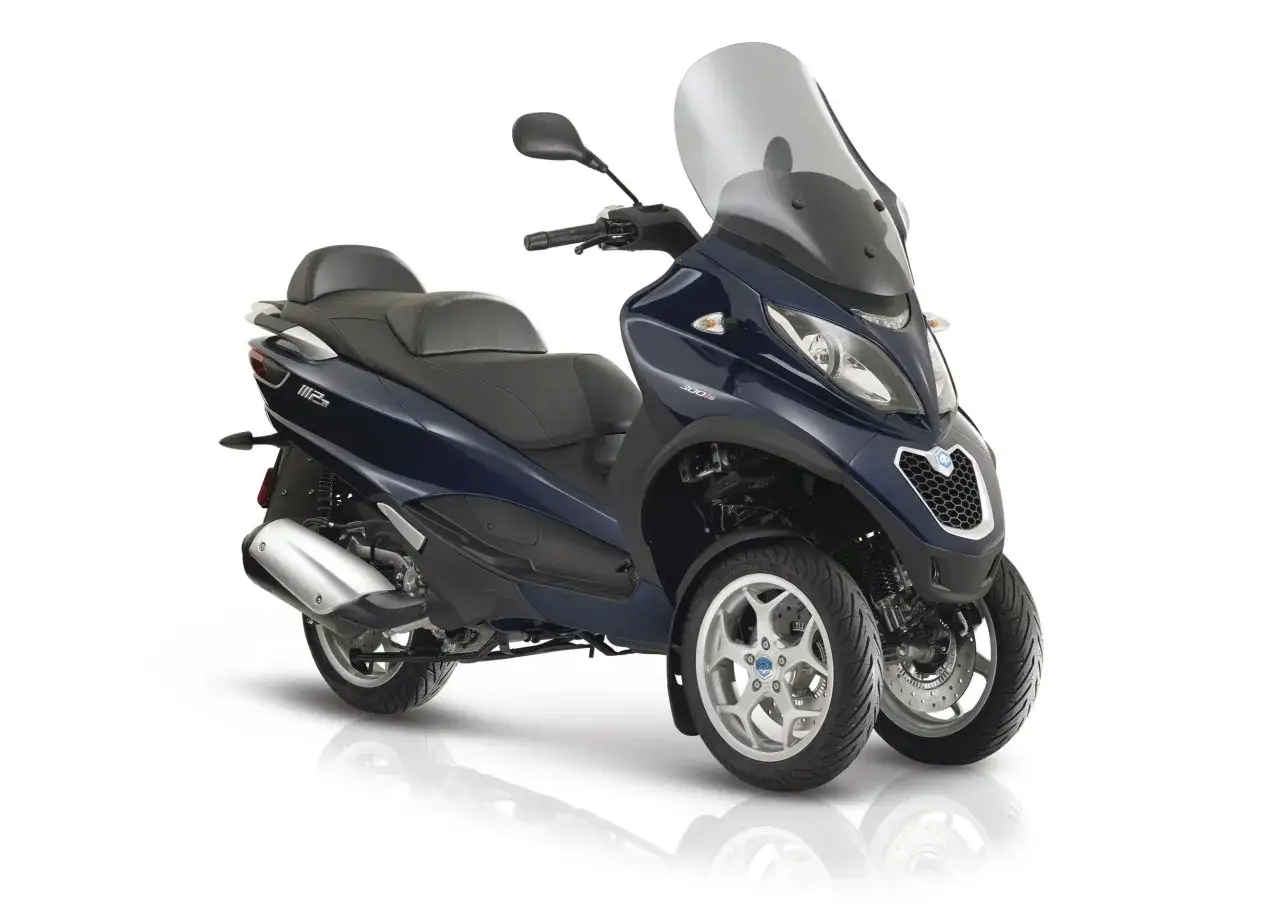 Granatowy Piaggio MP3 300 z trzema kołami, dużą szybą i wygodnym siedzeniem. Poznaj jego piaggio mp3 300 dane techniczne.
