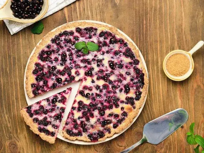 Pyszny przepis na ciasto z czarną porzeczką, które zachwyci gości