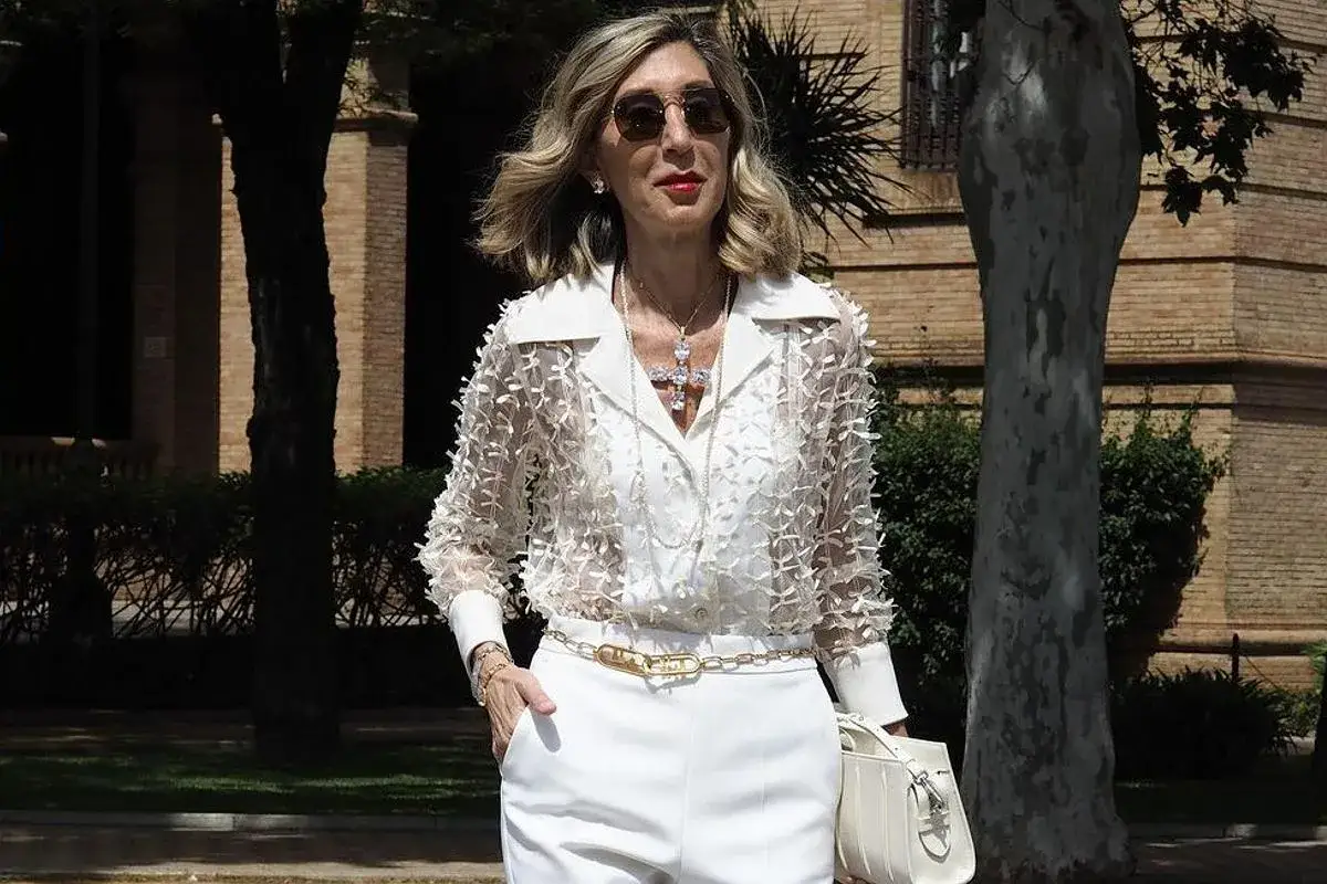 Jakie są nazwy bluzek z falbanką na dole? Poznaj różne style