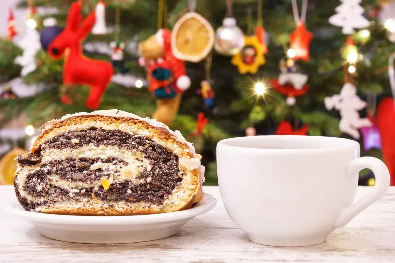 Kawa i makowiec na talerzyku, w tle choinka. Wiele ciast, jakie można mrozić, świetnie nadaje się na później.