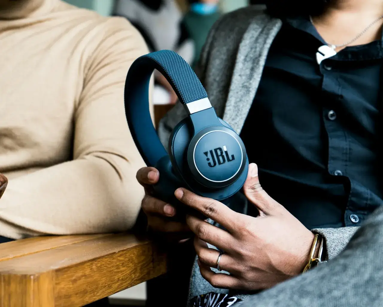 Jak sparować słuchawki bezprzewodowe JBL? Proste kroki i rozwiązania problemów