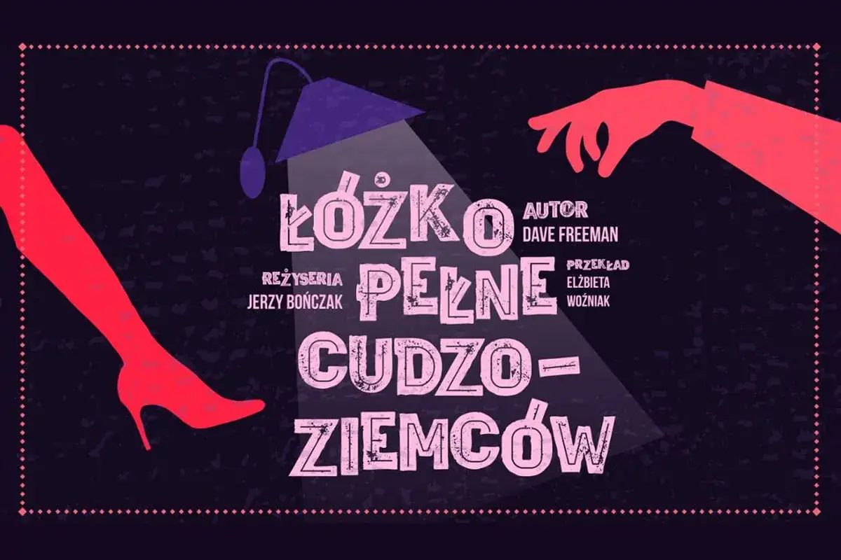 Plakat teatralny "Łóżko pełne cudzoziemców". Czerwone nogi w szpilkach i dłoń na ciemnym tle.