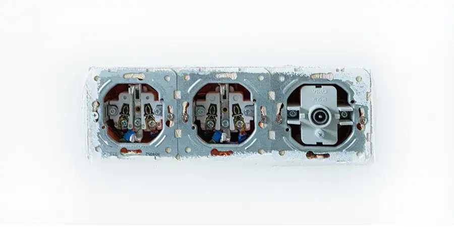 Jak podłączyć kable do gniazdka - uniknij niebezpieczeństw i błędów