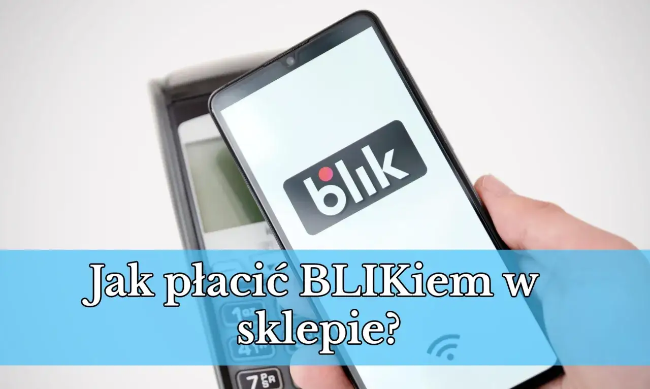 Dłoń trzyma smartfon z logo BLIK nad terminalem płatniczym.