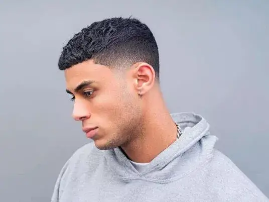 5 szybkich fryzur męskich, które bez problemu zrobisz w 3 minuty!