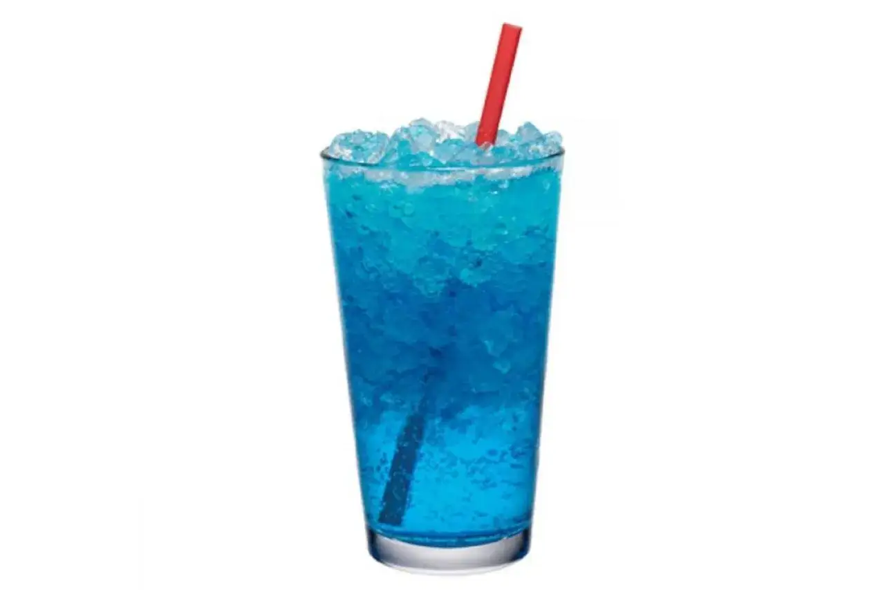Orzeźwiający drink z blue curacao i sprite, wypełniony lodem, z czerwoną słomką.