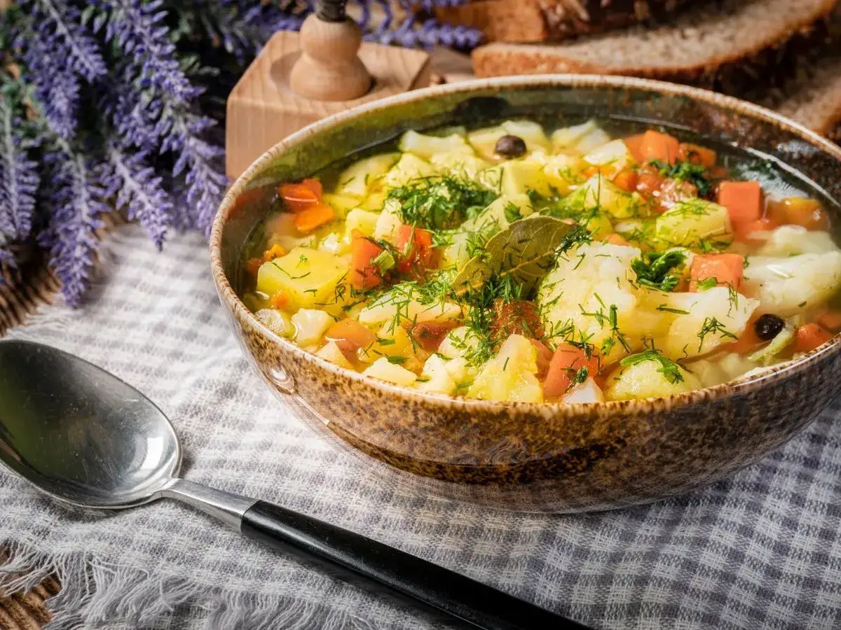 Jaką śmietanę do zupy jarzynowej wybrać, aby uniknąć zwarzenia?