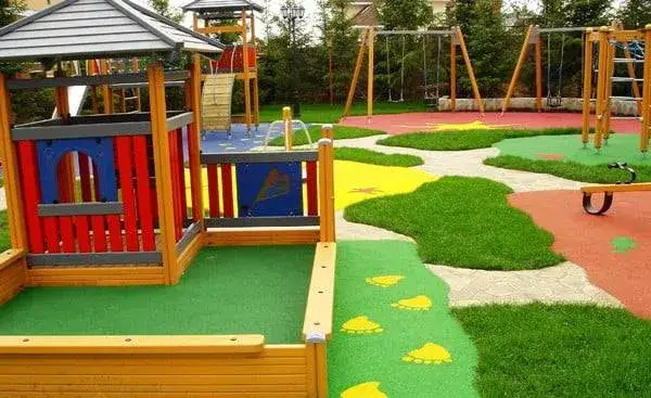 Plac zabaw w ogrodzie DIY: Zbuduj bezpiecznie, oszczędź do 6000 zł!