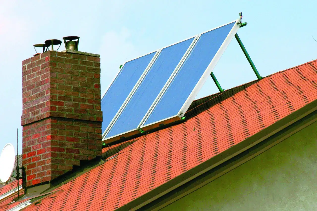 Solary czy fotowoltaika do wody? Który system ogrzewania jest naprawdę tańszy
