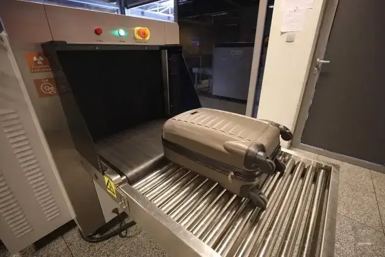 Co piszczy na bramkach na lotnisku i jak uniknąć nieprzyjemności