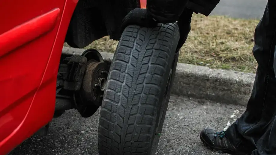 Jak łatwo i bezpiecznie zdjąć koło zapasowe w Iveco Daily – krok po kroku