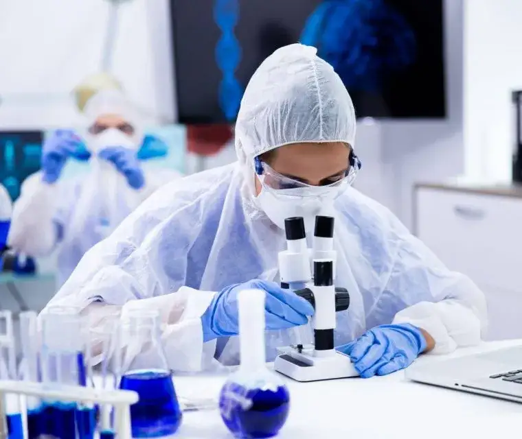 Jak powinno wyglądać laboratorium chemiczne, aby zapewnić bezpieczeństwo?