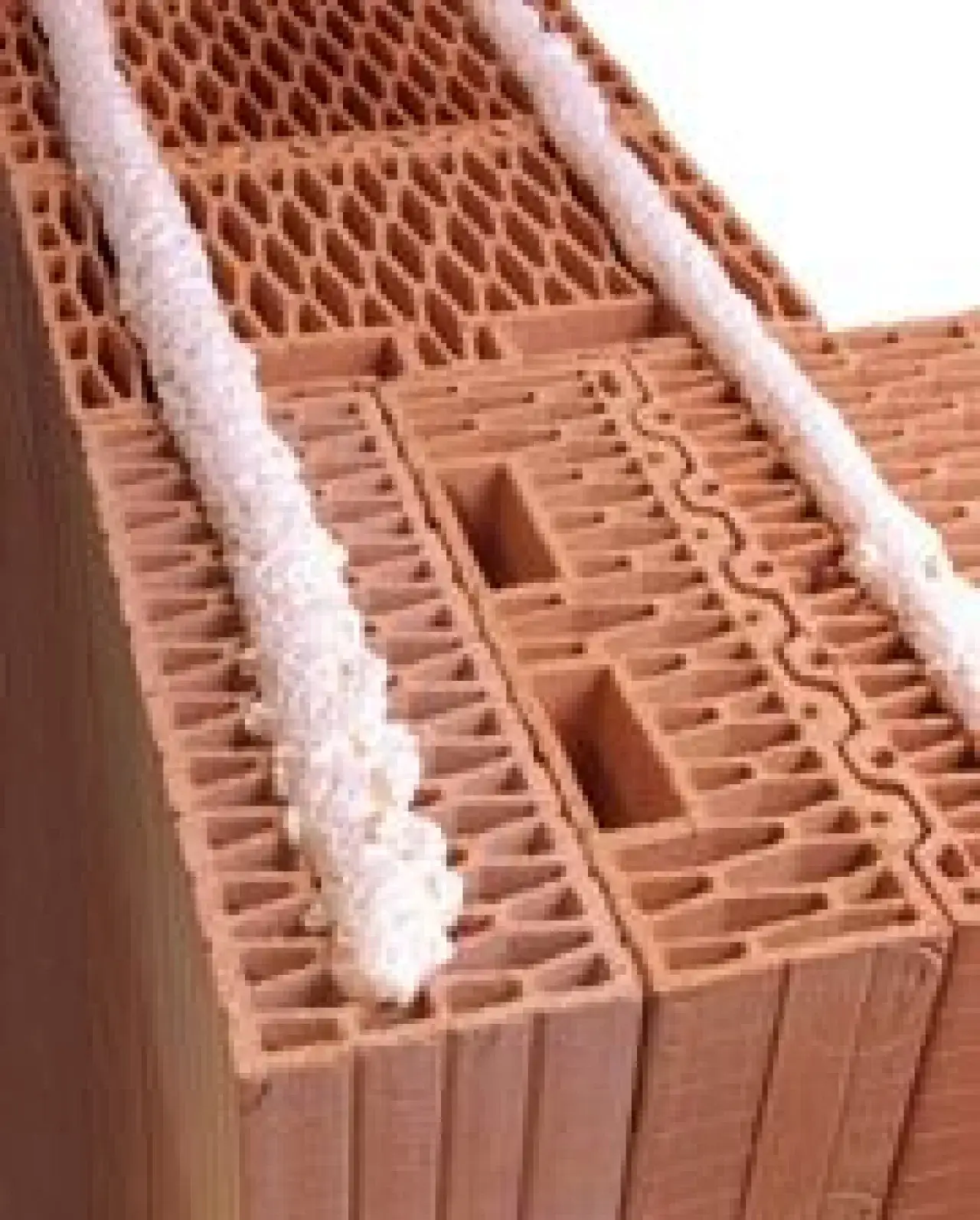 Porotherm pianka czy zaprawa? Porównanie metod murowania