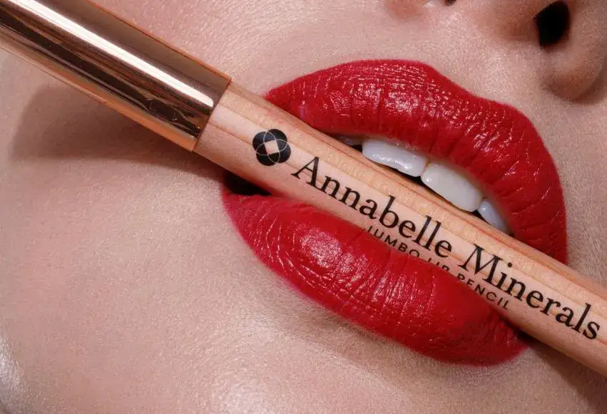 Czerwona szminka na co dzień: jak wybrać idealny odcień i aplikować