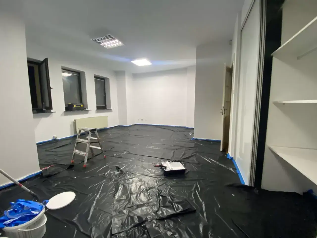 Ile biorą malarze za malowanie? Poznaj ukryte koszty i usługi