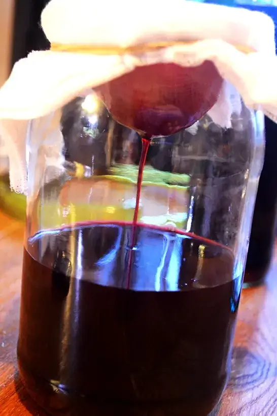 Jak przefiltrować wino - proste metody na klarowność i smak