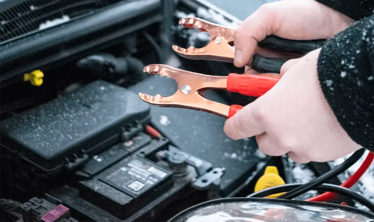 Jak naładować akumulator bez prostownika i uniknąć niebezpieczeństw