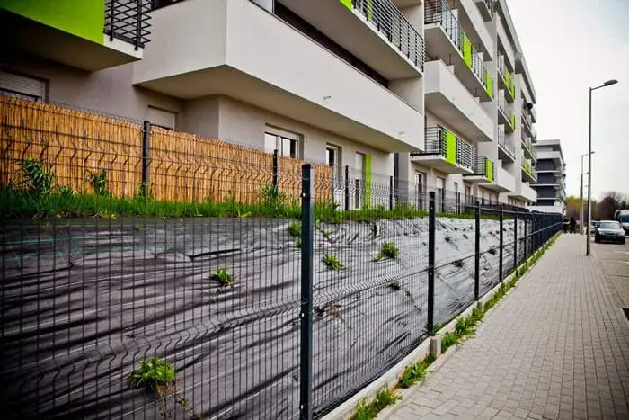 Jak zrobić ogrodzenie panelowe na pochyłym terenie bez błędów