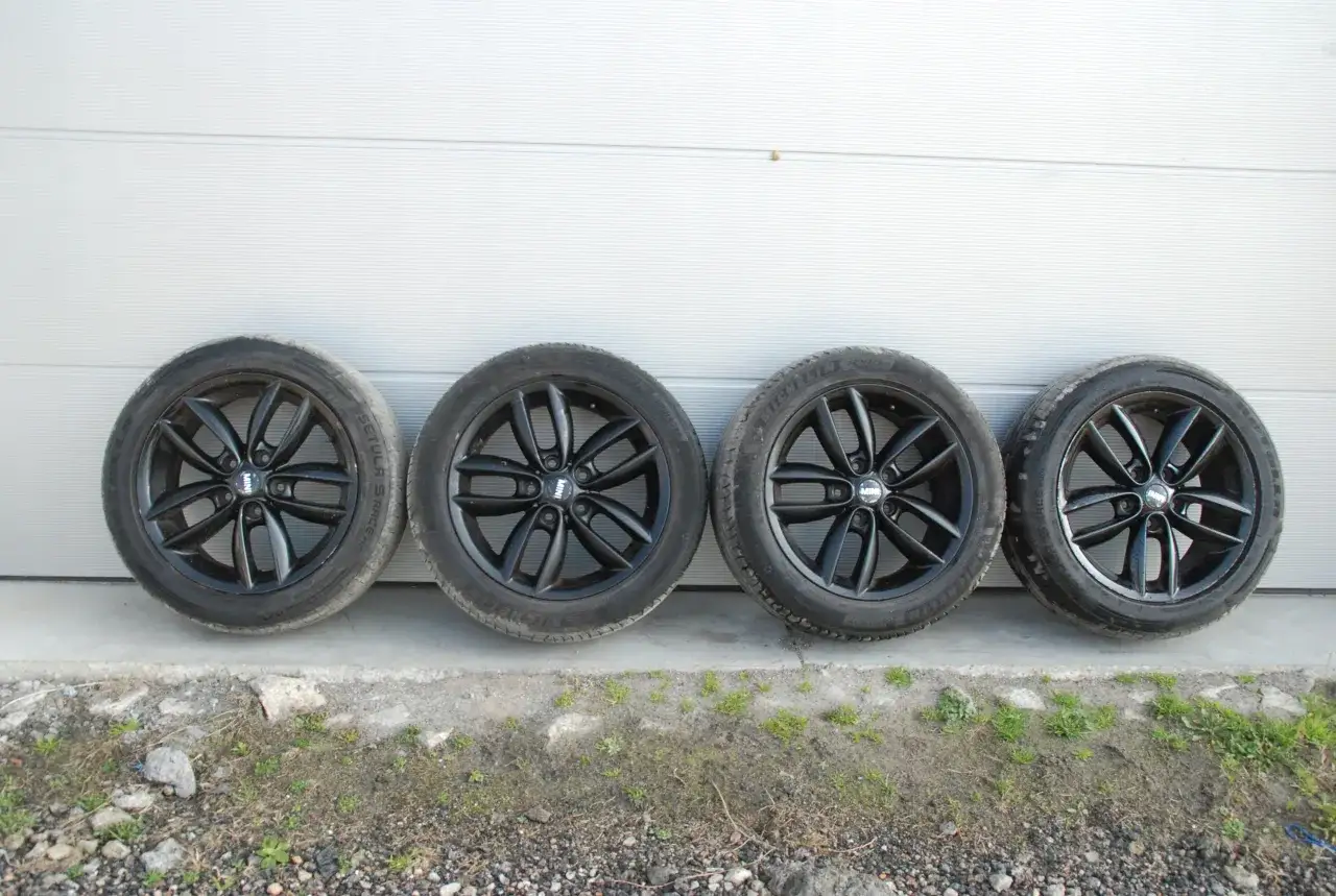 Felgi do Mini Coopera: Wybierz idealne koła i uniknij błędów!