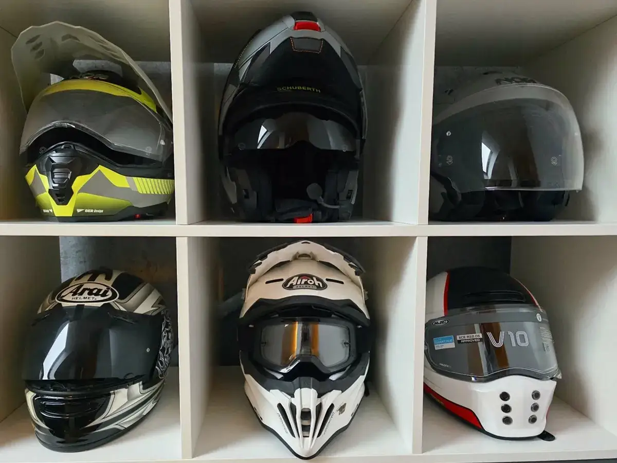Różne rodzaje kasków motocyklowych: enduro, integralny, szczękowy, crossowy i sportowy.