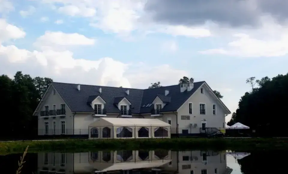 Gdzie jest Dworek nad Rozlewiskiem? Odkryj Stary Młyn w Tuławkach