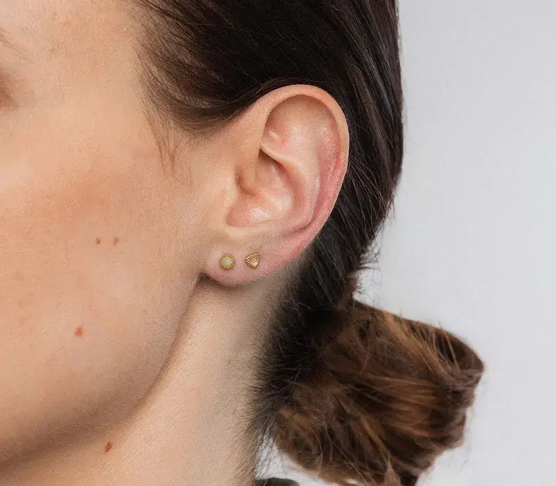 Jaki materiał kolczyka wybrać, aby uniknąć alergii i podrażnień?