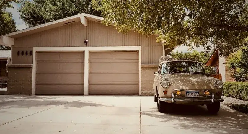 Czy w budynku gospodarczym można trzymać samochód bez obaw o prawo?