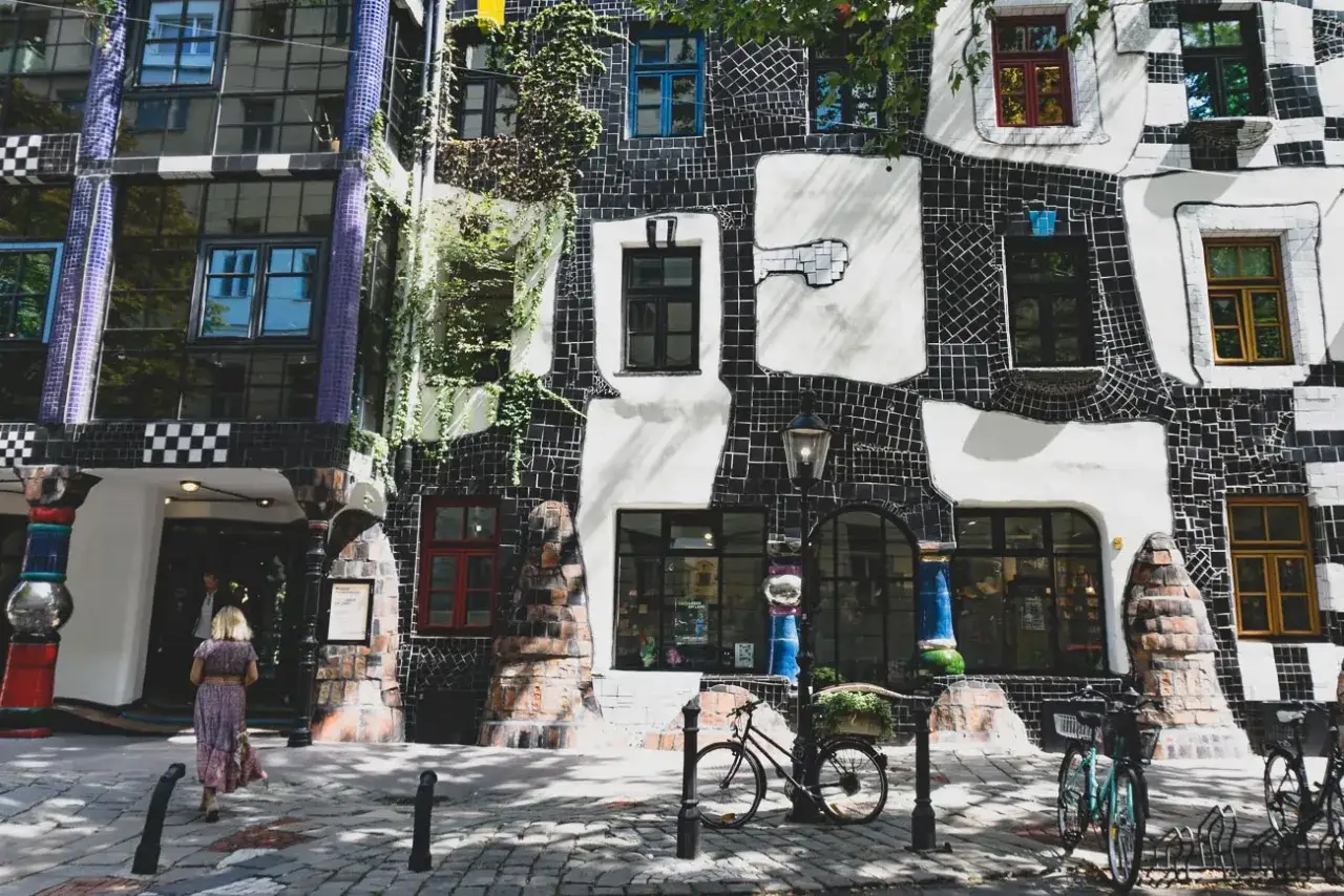 Kolorowy budynek Hundertwasserhaus w Wiedniu. Idealne miejsce, gdzie kupić pamiątki w Wiedniu, pełne unikalnych detali architektonicznych.