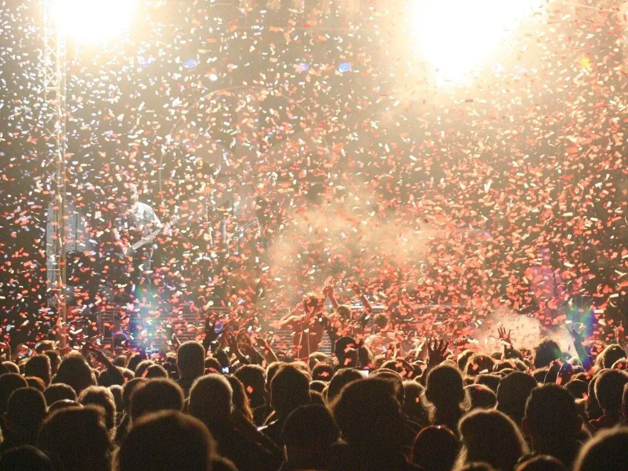 Tysiące czerwonych konfetti opada na tłum podczas koncertu. To musi być wspaniały sylwester w Białymstoku!
