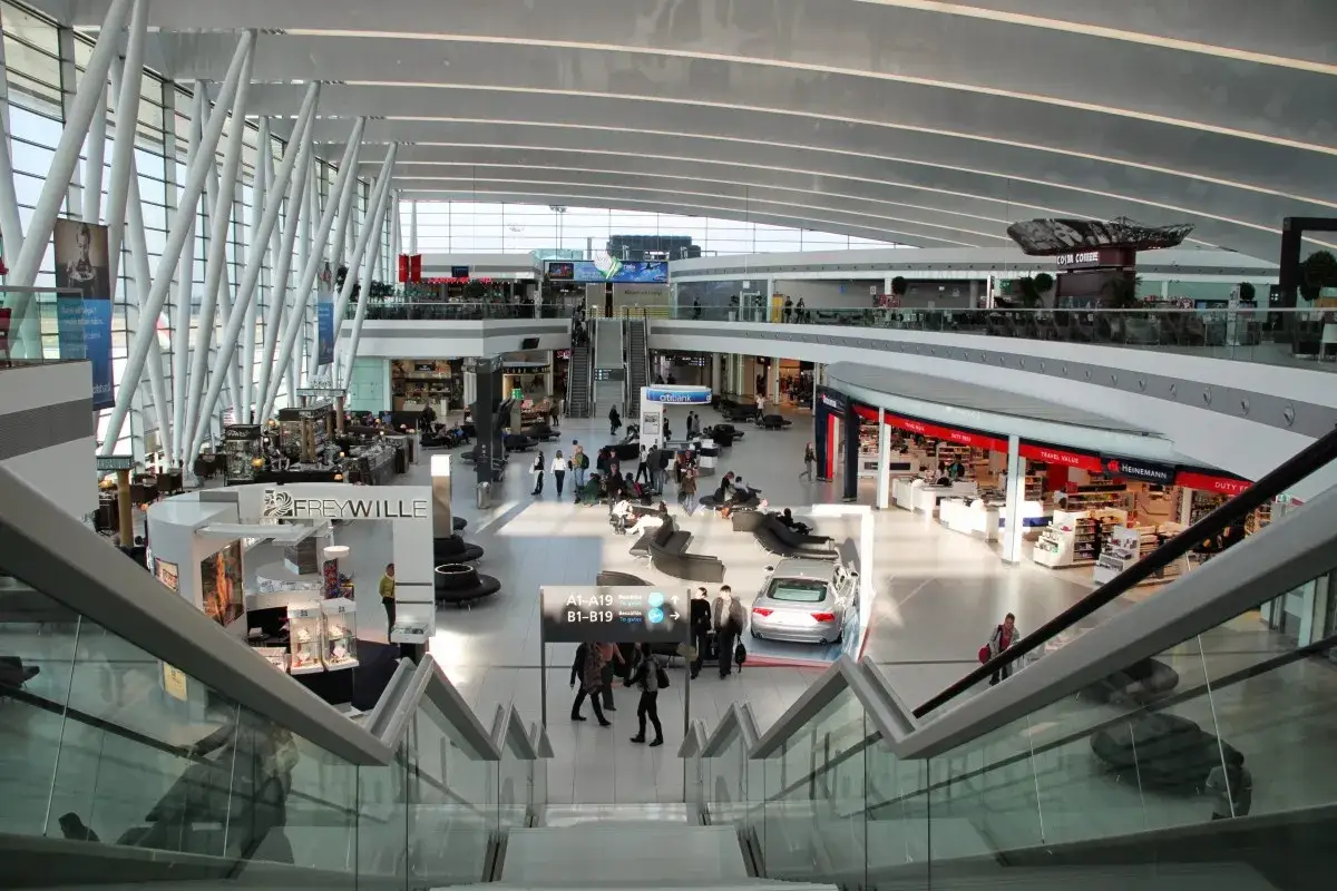 Nowoczesny terminal lotnisko Budapeszt im. Ferenca Liszta z licznymi sklepami i pasażerami.