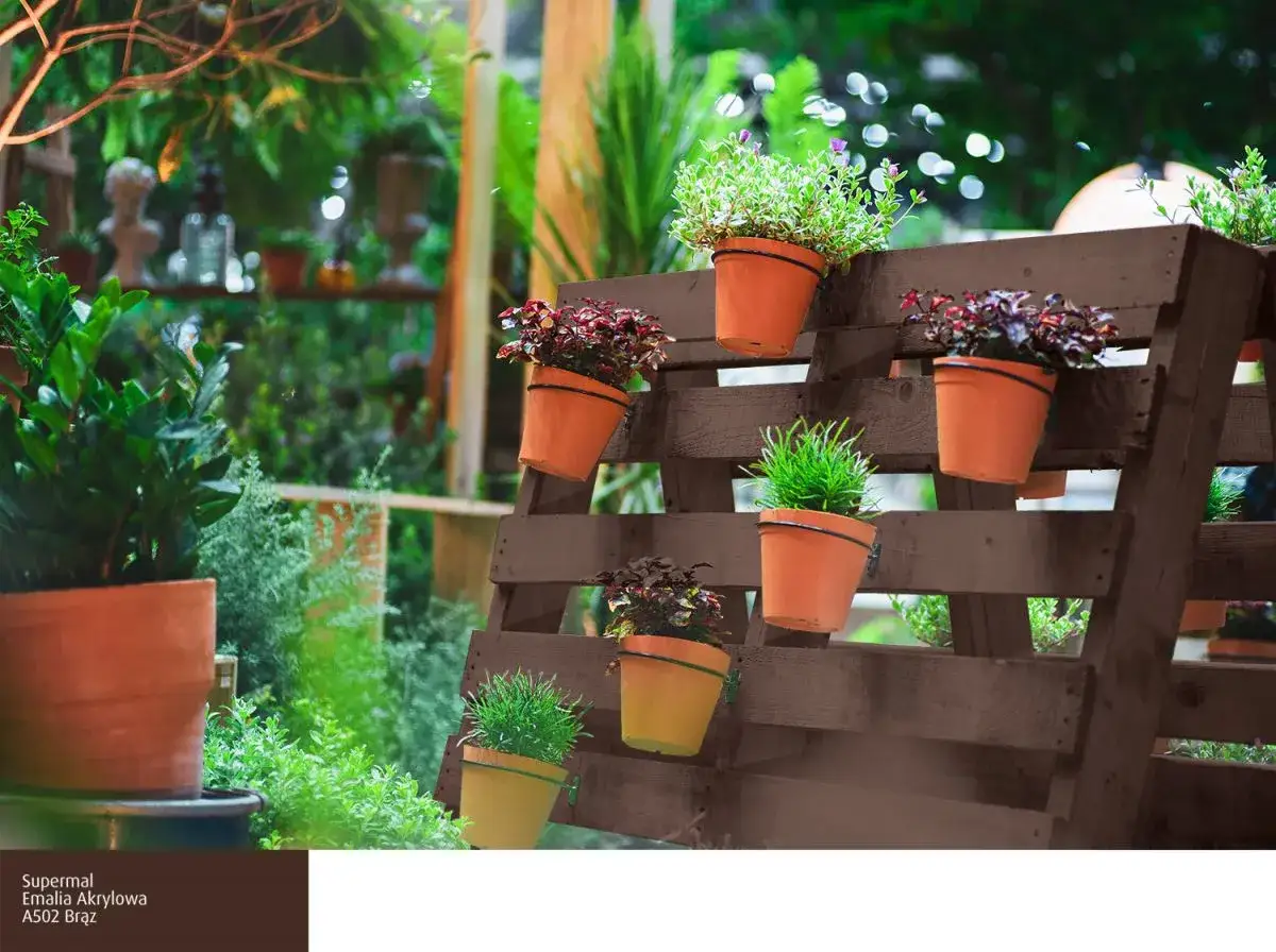 Jakie kwiaty do kwietnika z palet? Odkryj idealne rośliny na balkon