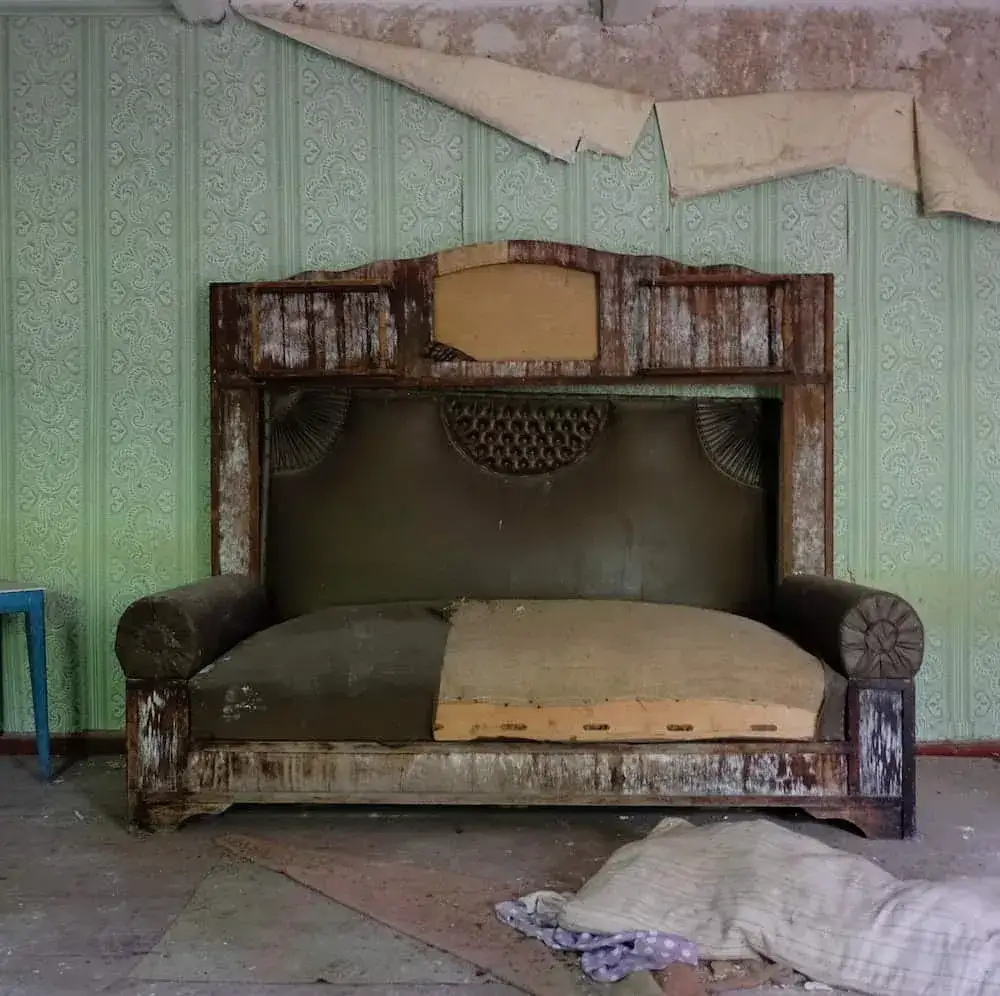 Co zrobić ze starą kanapą? Pomysły na odnowę, sprzedaż i utylizację