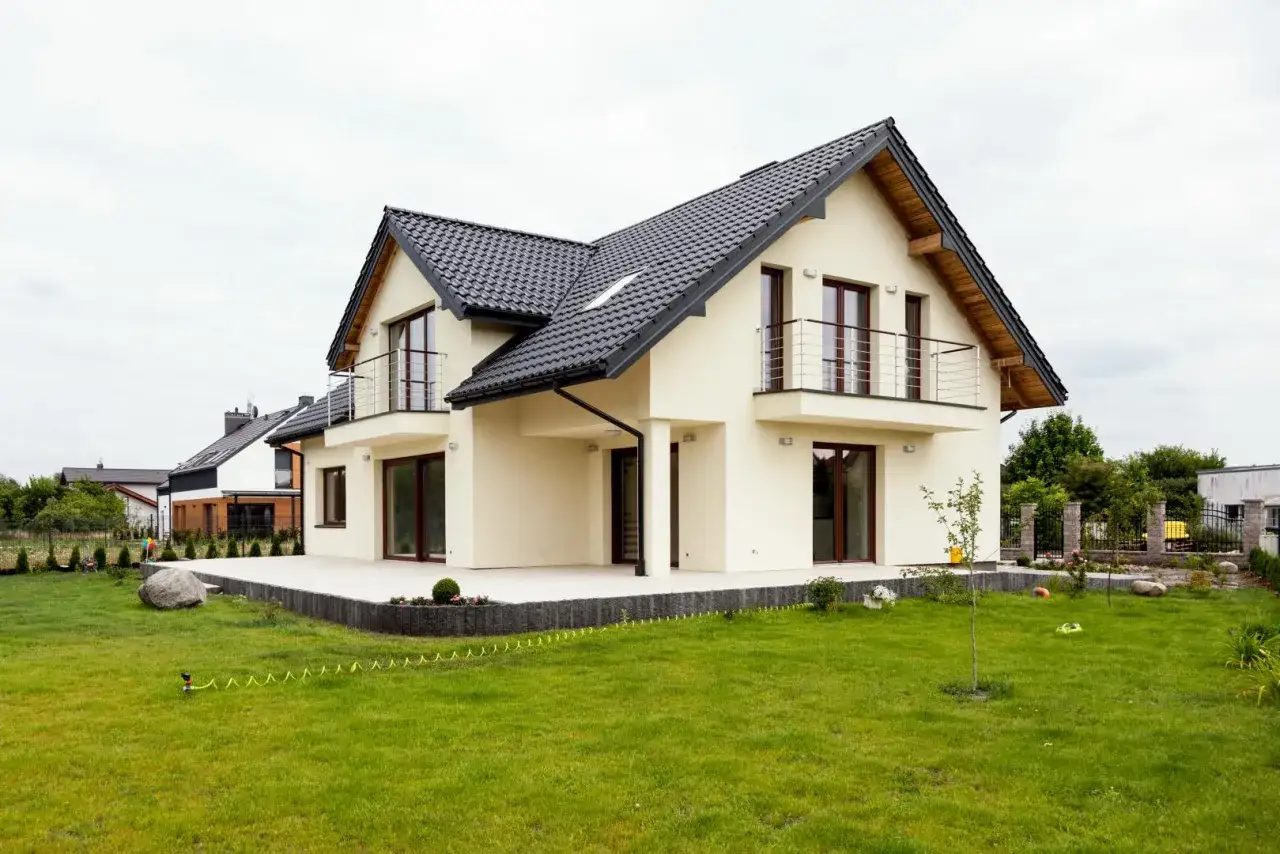 Jak rolnik zbuduje dom na działce rolnej? Poradnik bez odrolnienia