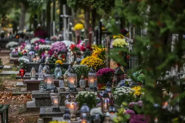 Jak zrobić lampion z kwiatami na cmentarz, który uczci pamięć bliskich