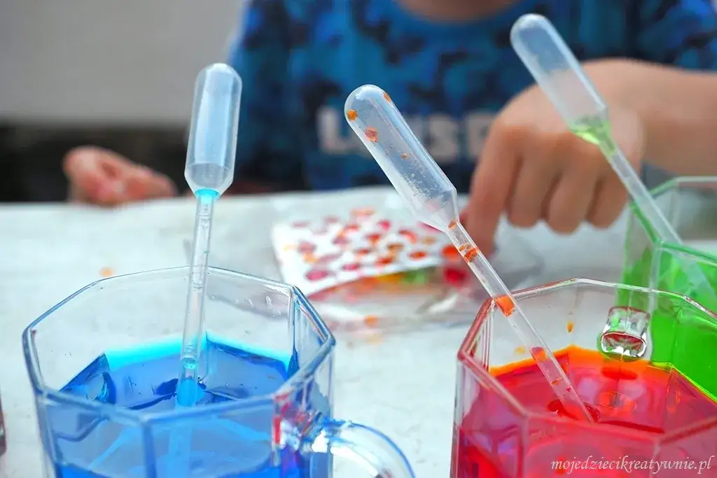 Eksperymenty z wodą dla przedszkolaków: 10+ pomysłów na naukę!