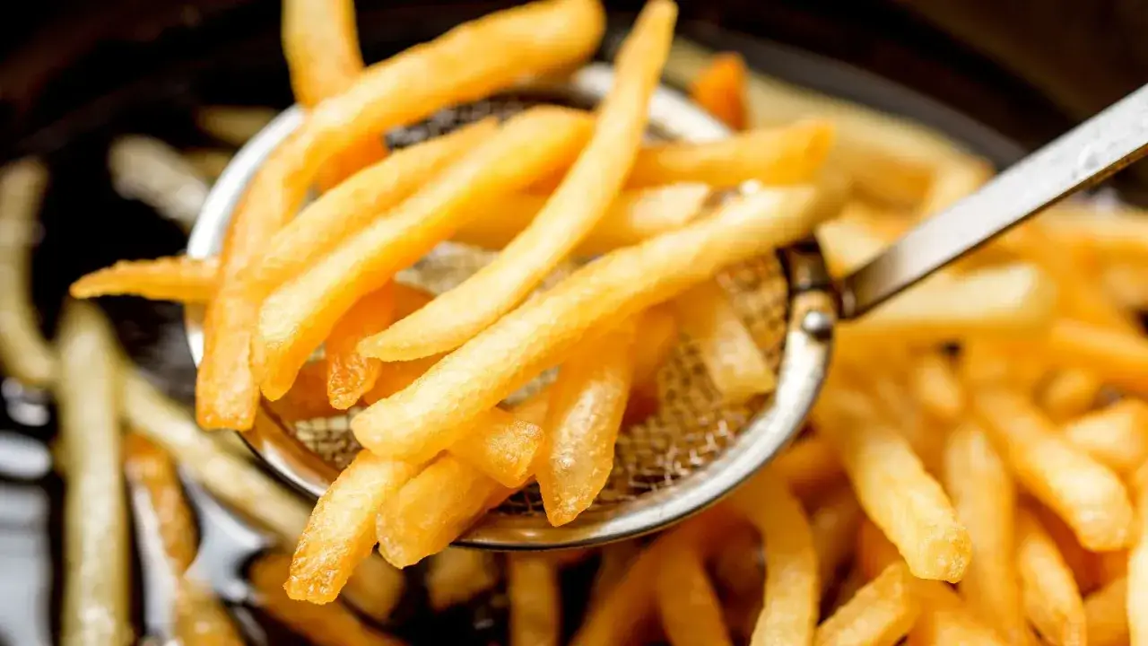Czy odgrzewanie frytek w mikrofali ma sens? Lepsze metody!