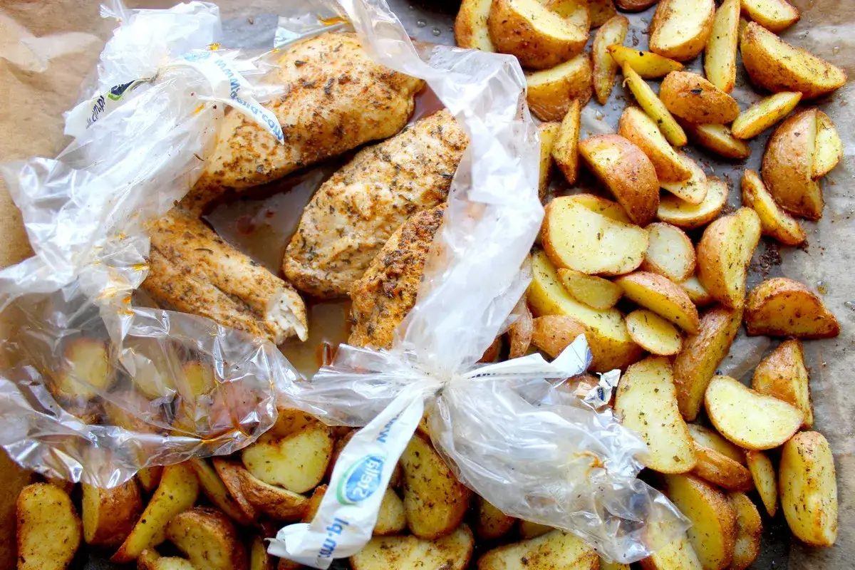 Ile piec kawałki kurczaka w rękawie? Sekrety soczystego mięsa