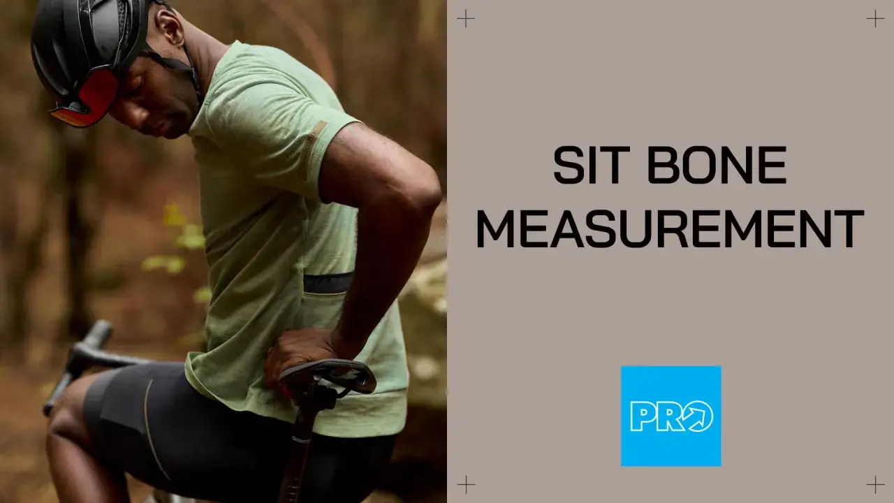 Kolarz w kasku pochyla się nad rowerem. Tekst: SIT BONE MEASUREMENT. Dowiedz się, jak zmierzyć rozstaw kości kulszowych.