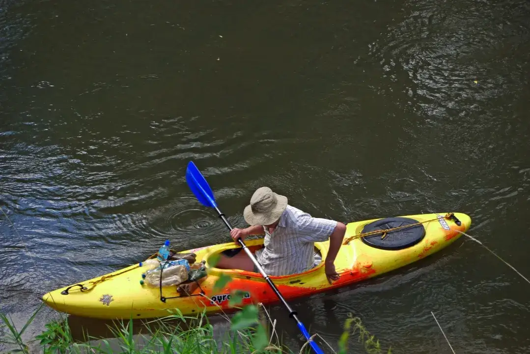 Spływ kajakowy pod prąd: jak pokonać wyzwania i osiągnąć sukces
