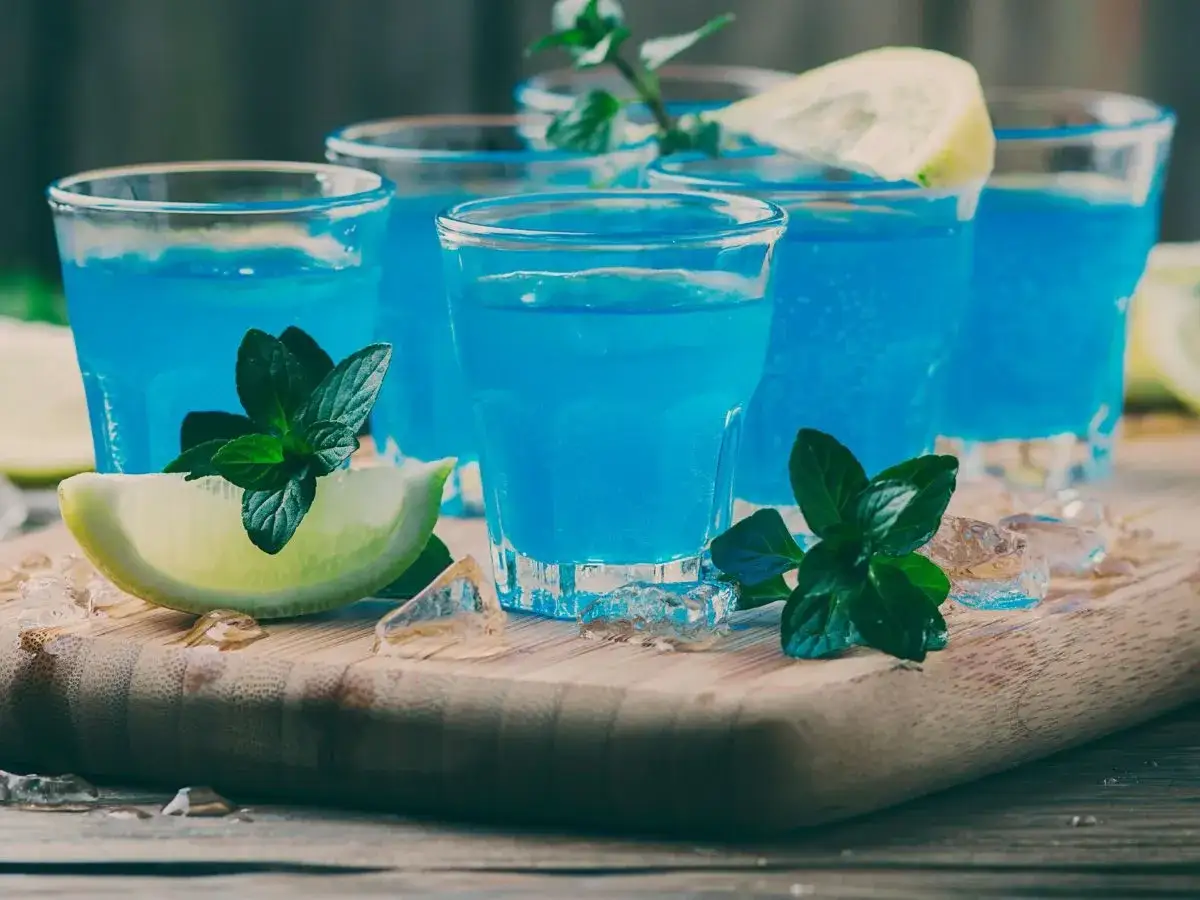 Błękitne shoty z cytryną i miętą. Idealne na letnie przyjęcie, gdy szukasz przepisu na blue curacao.