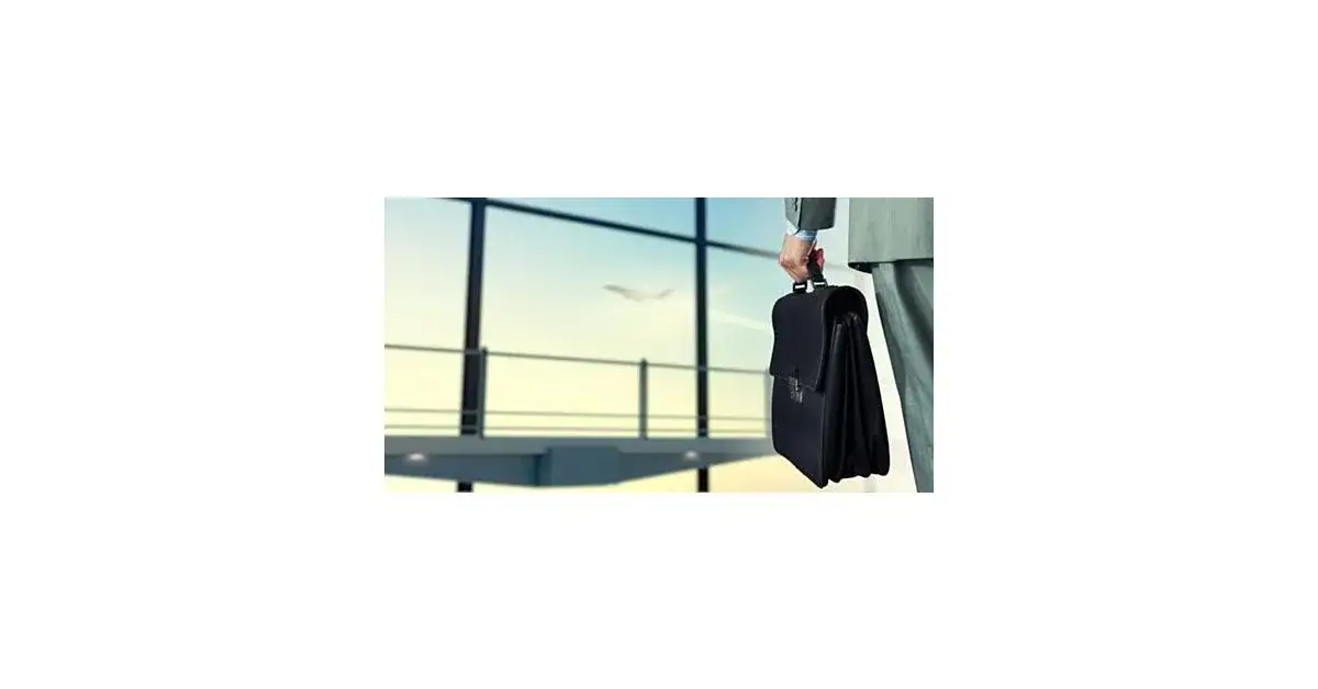 Jak przewieźć garnitur w samolocie, aby uniknąć zagnieceń i uszkodzeń