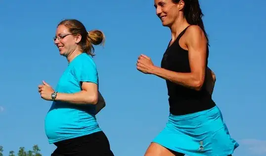 Czy w ciąży można biegać? Bezpieczne zasady i ważne wskazówki