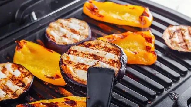 Grill w piekarniku: perfekcyjnie chrupiące dania bez dymu?