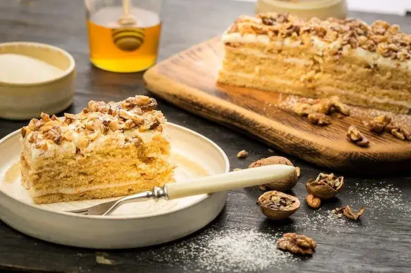 Miodownik z masą z kaszy mannej: Przepis na tradycyjne ciasto