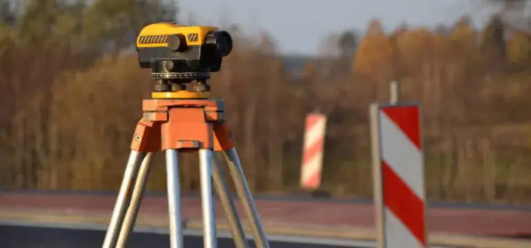 Czy geodeta może się pomylić? Odkryj skutki błędów w pomiarach